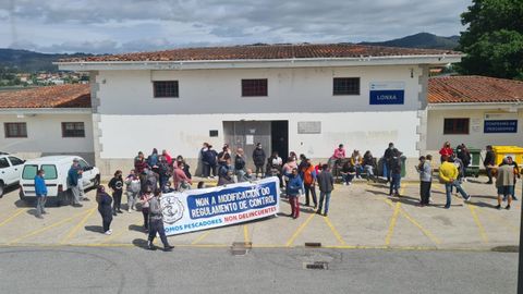La protesta de la bajura y el marisqueo ante la lonja de Arcade