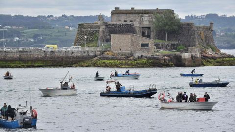 Pescadores y mariscadores en la protesta en A Coruña, con el castillo de San Antón al fondo