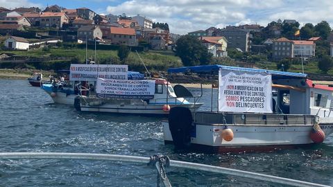 La protesta de pesqueros de Pontevedra, Lourizán y Raxó en la ría