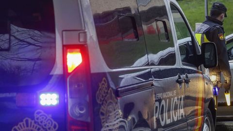 Agentes de la Policía Nacional, en una imagen de archivo, realizan un control en Santiago