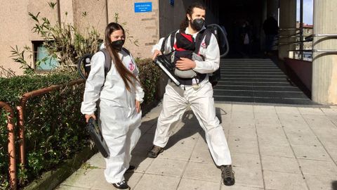 Bea y David dieron el sí quiero disfrazados para poner un punto de alegría en medio de la pandemia.