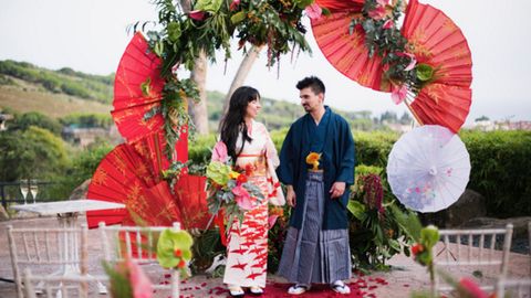 No son nipones ni de lejos, pero siempre les atrajo todo lo relacionado con el país del Sol Naciente. Por eso, Bea y Jordan no dudaron en ambientar su boda en Japón. Incluso hubo el ritual del hilo rojo.