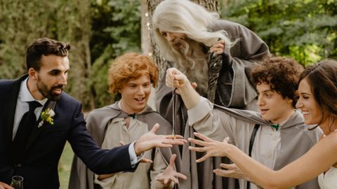 Vaya sorpresa le dio Víctor a Elena al hacer que Frodo apareciera en mitad de la ceremonia con los anillos.
