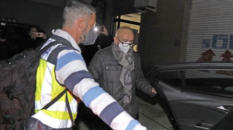 Carlos Fernández, presidente del colegio de enfermería de Pontevedra, durante el registro de la sede de la entidad en Vigo