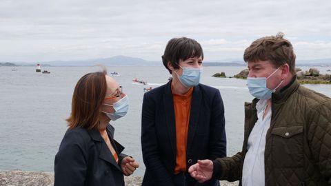 Ana Pontón, líder del BNG, respaldó la protesta desde el muelle de Ribeira, donde transmitió su apoyo a José Antonio Pérez Sieira, presidente de la federación gallega de cofradías