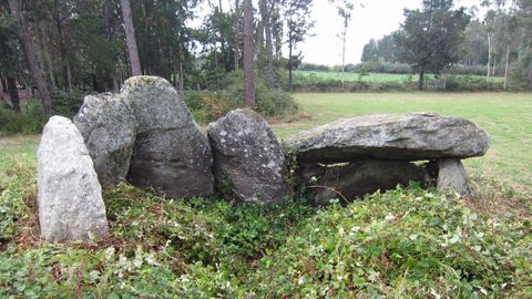 Dolmen Mina da Parxubeira, de Mazaricos, que está fechado entre los años 4.000 y 3.000 antes de Cristo