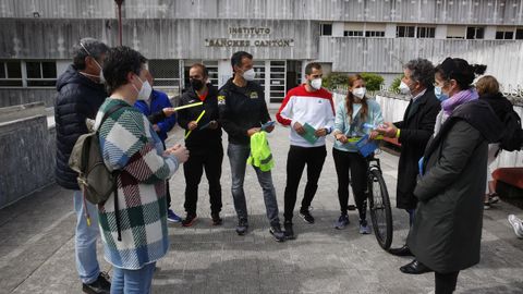 El alcalde de Pontevedra entregó material de la campaña SUMA al IES Sánchez Cantón