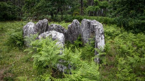 A Cova da Moura, en Noia, es un sepulcro megalítico de, aproximadamente, el año 3.000 antes de Cristo