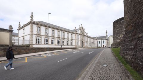 La fachada de Santa María ya luce al quitarle los andamios