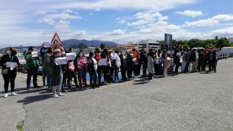 Participantes en la protesta en el muelle de Vilaxoán