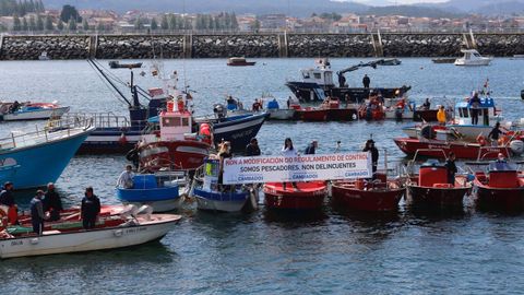 Participantes en la protesta en Cambados desplegaron con una pancarta con el lema de la movilización