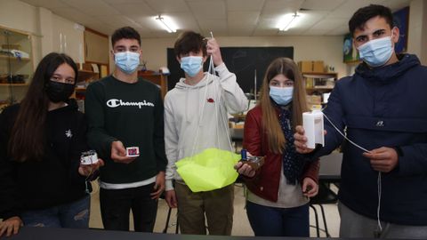 Lidia Barrio, Noel Campo, Javier Lorenzo, Sofía Gutiérrez y Diego García, con las piezas del satélite con el que su equipo participa en CanSat