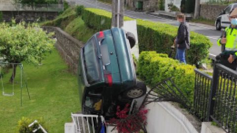 El coche sustraído en A Lama acabó en una finca
