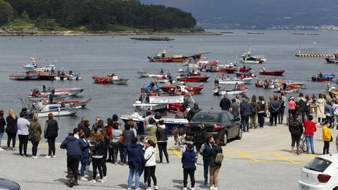 A flote y desde el puerto discurrió la protesta en A Illa de Arousa
