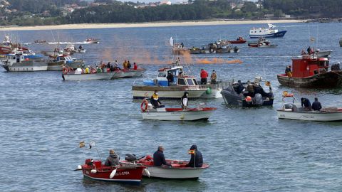 Bengalas en la protesta en Ribeira