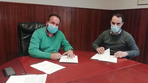 Firma del acuerdo para el presupuesto 2021, entre César Poza y Alberto Acuña (PP)