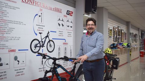 El empresario Antonio Martos en su nuevo local en Sarria