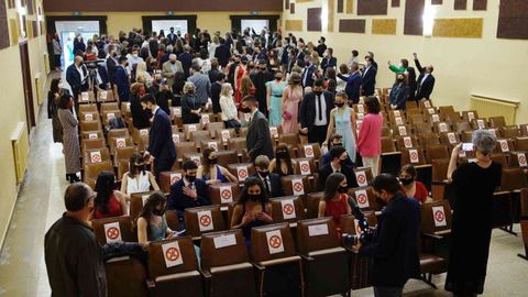 Al acto de graduación en el teatro del colegio de Salesianos pudieron asistir los alumnos y dos acompañantes, que se sentaron por grupos familiares y guardando distancia entre sí.