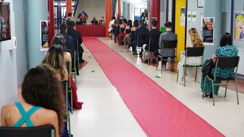 Los alumnos tuvieron su alfombra roja, de papel, y estuvieron sentados con distancia