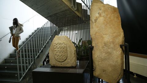 Merlón del Casleto da Lúa y laxe dos Campiños, expuestos en el auditorio de Rianxo
