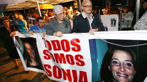 Alejandro Iglesias, padre de Sonia, al lado de su mujer, Carmen, ambos portando la pancarta con el rostro de su hija