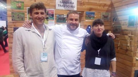 Miguel Pernas (izquierda) y María Rebeca Yáñez, junto al hostelero eumés Antonio Díaz, uno de sus principales clientes