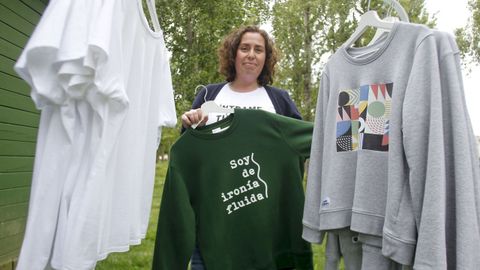 Susana puso en marcha su marca de camisetas, sudaderas, bolsas de tela y tazas a finales del año pasado