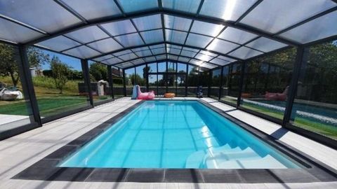 Piscina con cubierta retráctil realizada por la empresa Augalia en una vivienda de Mera