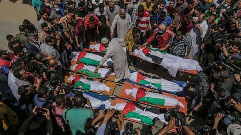 Funeral por los diez miembros de una familia palestina, ocho niños y dos mujeres, cuya vivienda fue bombardeada en un campo de refugiados de Gaza