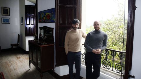 Otra joya: la casa. «Esta casa indiana _explica Juan Rezzuto, quien compró con Víctor Gómez el inmueble que rehabilitan_ la hizo un gallego (El Granadero) cuando fue a Buenos Aires y cuando la compra, en la escritura está con domicilio fijado en esa ciudad. La construyó él pero la cuidaba su sobrina y venía solo tres veces al año, abriéndola para hacer fiestas. Me encuentro que tiene muchas características de las casas de Buenos Aires». Han querido respetar en el interiorismo la estética indiana.