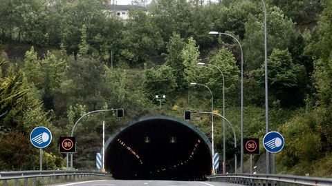 Se instaló diferentes tecnologías en las entradas y salidas del túnel, como la antena encima