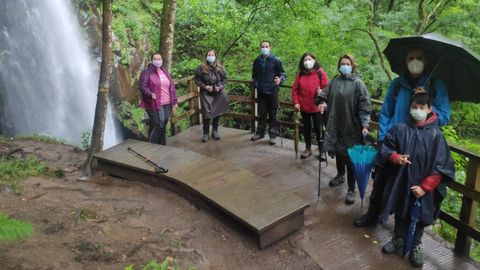 Participantes en el programa turístico de la Diputación visitaron en Pantón la cascada de Augacaída