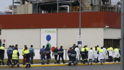 Las instalaciones de Foresa y algunos de sus trabajadores, fotografiados con motivo de un simulacro de emergencias en la planta