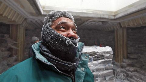 Un trabajador en los congeladores de Marfrío, en Marín