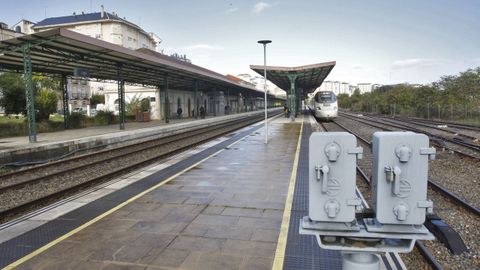 Vista de la estación de Lugo, con un tren Alvia parado en una de las vías