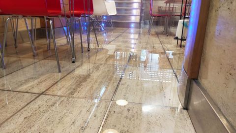 «Me encontré con 20 centímetros de agua a las nueve de la mañana y ya no hubo manera de solucionar el problema», explicó el encargado de la cafetería Mafary, en la calle Alameda.