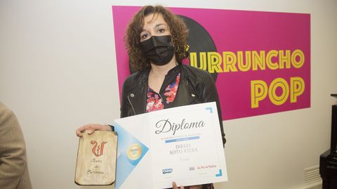 La docente Gemma Fernández recoge el sexto premio, otorgado al alumno Diego Soto, del Manuela Rial, que no pudo acudir