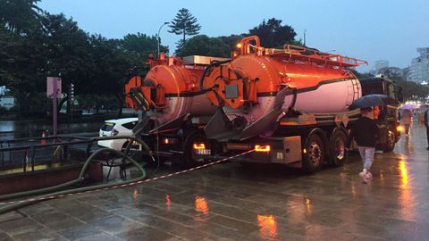 Dos camiones cisterna seguían achicando agua a las 22.00 horas del sábado