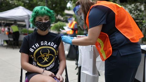 Una adolescente de 14 años recibe la vacuna contra el covid-19 en California