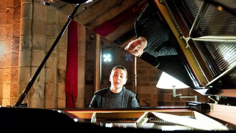 La pianista Judith Jáuregui, en pleno recital en la basílica de San Martiño de Foz