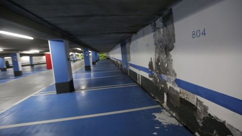 Humedades en una de las paredes del párking de los Cantones