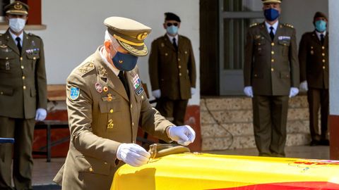 El teniente general jefe de la Fuerza Terrestre, Jos Rodrguez Garca, durante las honras fnebres de la sargento de artillera Dbora Grau, fallecida el viernes como consecuencia de un accidente durante un ejercicio prctico en Santa Pola (Alicante)
