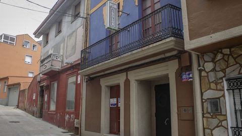 El local en el que se celebró la fiesta lleva cerrado desde septiembre del 2020 y en una de sus ventanas tiene un cartel de se alquila