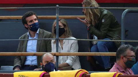 El líder del Partido Popular, Pablo Casado, momentos antes del comienzo de la corrida de la Feria de San Isidro que se celebra esta tarde en la plaza de toros de Vistalegre, en Madrid