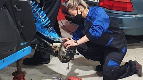 Rompiendo estereotipos. Anthía Suárez, en imagen en el taller de Espasante donde realiza las prácticas actualmente, quiso estudiar un ciclo de Formación Profesional en lugar de ir a la Universidad porque quería encontrar pronto salidas laborales, y tener a la vez la posibilidad de seguir formándose en lo que le verdaderamente le apasiona: la mecánica.