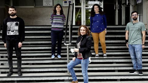 Beatriz Novoa, con su grupo de inmunología y genómica