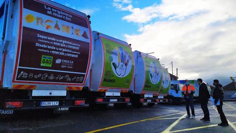 Camiones recolectores de residuos de Emulsa, en Gijón