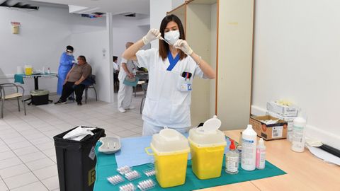 Una sanitaria prepara una dosis de Sputnik V en San Marino