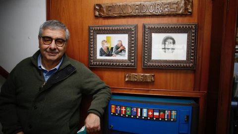 José Manuel González, de As Areas I, posa junto a la foto de sus padres, fundadores de este conocido hotel situado en Covas (Viveiro)
