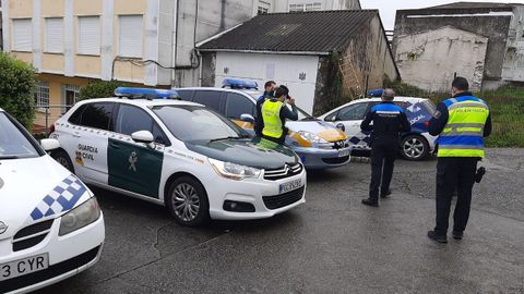Policías locales de Ares y Mugardos, preparando con un control conjunto con la Guardia Civil
